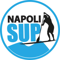 MAKE YOURS AN ACTIVE LIFE.
Siete pronti a vivere un’avventura indimenticabile sulle splendide acque di Napoli? Allora siete nel posto giusto! Napoli SUP vi offre un’esperienza unica nel cuore della meravigliosa zona di Posillipo. Esplorate la costa, le grotte e le calette nascoste di Napoli stando in piedi su una tavola da SUP, il modo migliore per ammirare le bellezze naturali e storiche di questa meravigliosa città.